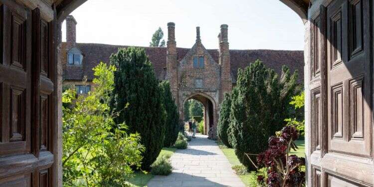 כמו המעמד החברתי, גם הגן האנגלי עבר שינויים מפליגים. טירת סיסינגהרסט, 2019. צילום: שאטרסטוק