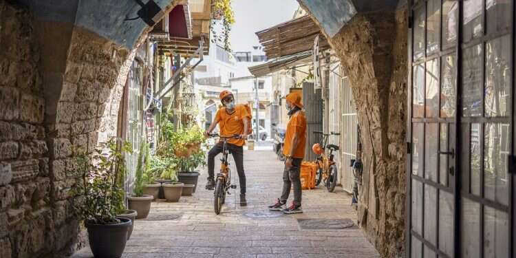 שליחי תן ביס. צילום: אורי מגנוס תוספת זיתים וגלידה בטעם בייגלה שוקולד: תן-ביס מפרסמת את נתוני ההעדפות שלנו
