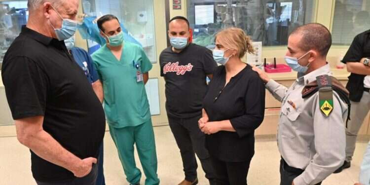 בני גנץ בביקור בביהח תל השומר צילום: אריאל חרמוני משרד הביטחון בני גנץ בסיור במחלקת השיקום בתל השומר