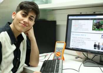 "בזכות העובדה שאני כבדת שמיעה נדרשתי למצוא דרכים יצירתיות לשבת בכיתה"