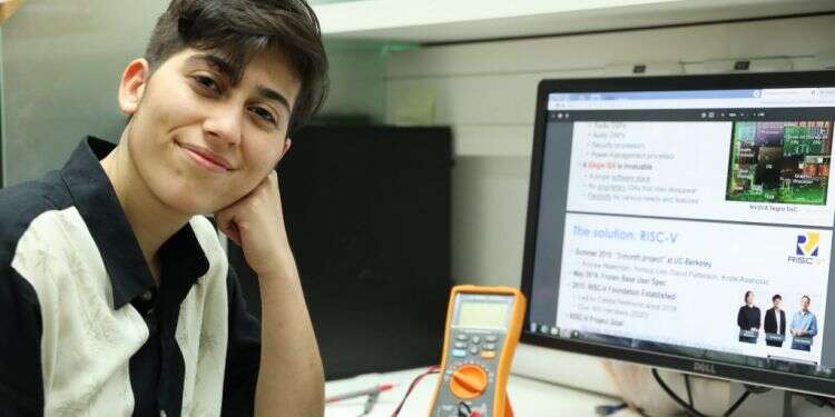 נעם רוקניאן. צילום: יוני רייף "בזכות העובדה שאני כבדת שמיעה נדרשתי למצוא דרכים יצירתיות לשבת בכיתה"