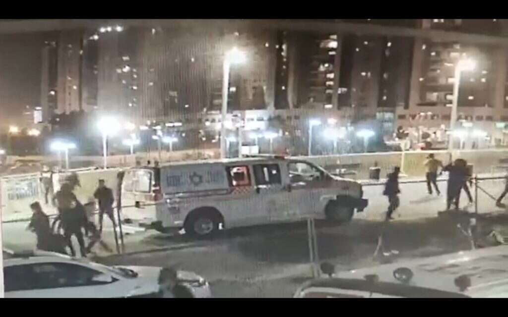 המהומה מחוץ לבית החולים סורוקה, השבוע. צולם במצלמות האבטחה