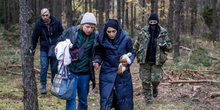פליטים שהגיעו מבלארוס ביער בפולין, בחודש הקודם. צילום: AFP הקונספציה של פוטין: מה גרם לרוסיה להתעלם מהאזהרות לפיגוע הענק