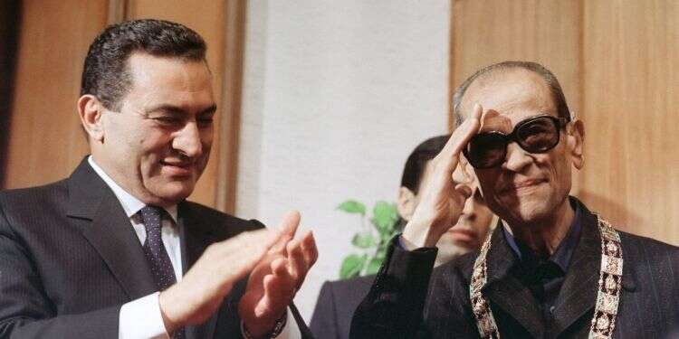 השמיע את קולו על חשיבות השלום ולא חסך ביקורת מישראל. נגיב מחפוז עם נשיא מצרים חוסני מובארכ, 1988. צילום: AFP