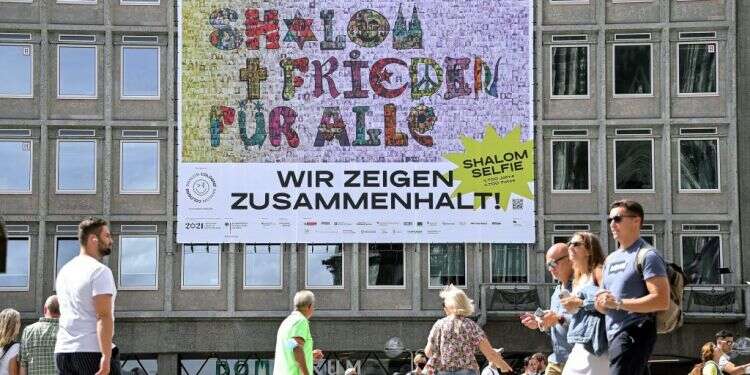 שלט מחאה נגד אנטישמיות בגרמניה. צילום: EPA דו"ח חדש באירופה: עלייה באנטישמיות במהלך מגפת הקורונה