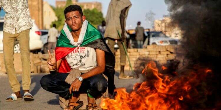 מפגינים נגד ההפיכה הצבאית בסודן. צילום: EPA שליח האו"ם לסודן: מאמצי גישור לסיום המשבר הפוליטי