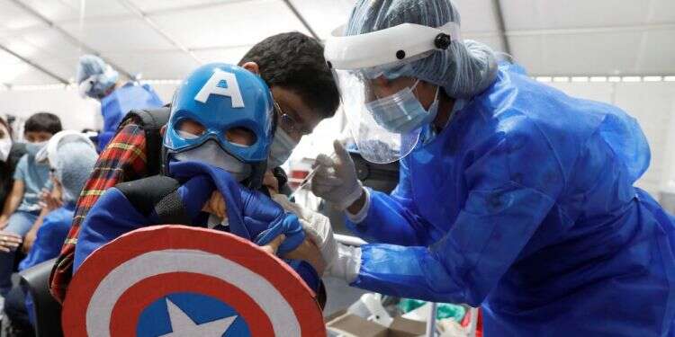 ילד מחופש מחוסן בבוגוטה, קולומביה צילום: אי.פי.איי מדענים אופטימיים: זו תחילת הסוף של המגפה