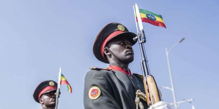 חיילים של צבא אתיופיה צועדים לחזית. צילום: EPA ראש ממשלת אתיופיה: "אתייצב בחזית כדי להוביל את הכוחות"