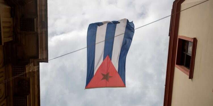 דגל קובה מתנוסס בבירה. צילום: EFE קובה: האי ייפתח לתיירים, אנשי עסקים נוהרים לבירה