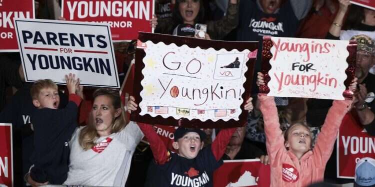 תומכים של המועמד הרפובליקני גלן יאנגקין בווירג'יניה. צילום: EPA מכה לדמוקרטים בארה"ב: רפובליקני זכה בבחירות למושל וירג'יניה