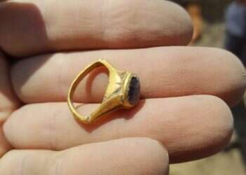 הטבעת כפי שנמצאה בשטח. צילום: אליהו ולדמן, רשות העתיקות טבעת זהב עם אבן חן נמצאה ביקב עתיק ביבנה