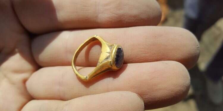הטבעת כפי שנמצאה בשטח. צילום: אליהו ולדמן, רשות העתיקות טבעת זהב עם אבן חן נמצאה ביקב עתיק ביבנה