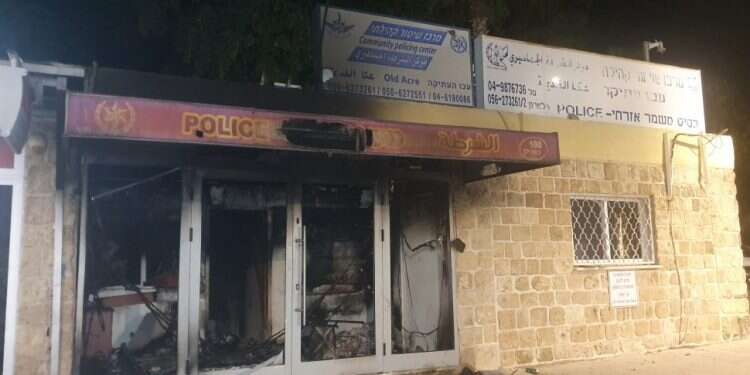 תחנת המשטרה בעכו אחרי ההצתה באביב. צילום: יאיר קראוס חצי שנה אחרי שומר החומות: בעכו נמשכות התקיפות על רקע לאומני
