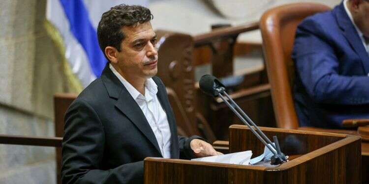 חבר הכנסת עמיחי שיקלי בהצבעות על התקציב. צילום: נועם מושקוביץ דוברות הכנסת בימינה מתלבטים: האם להכריז על שיקלי כפורש?