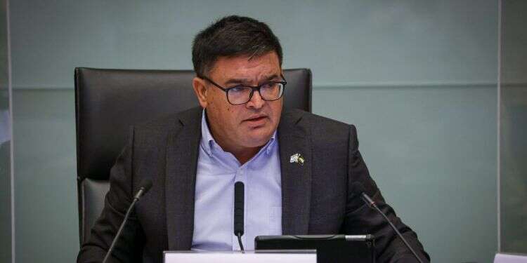 יו מהומה בוועדת הכלכלה: רמי לוי הורחק מדיון על יוקר המחייה