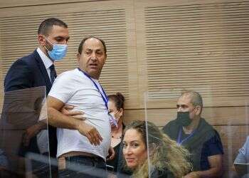 מהומה בוועדת הכלכלה: רמי לוי הורחק מדיון על יוקר המחייה