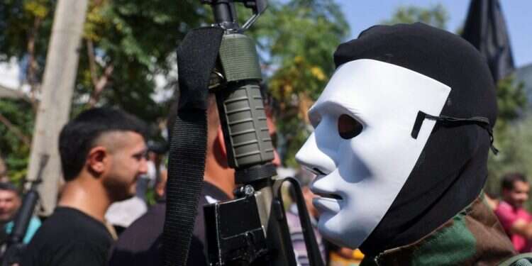 פלסטיני חמוש בג'נין. צילום: AFP ארגוני הטרור מרימים ראש, והרש"פ לא מצליחה להשתלט