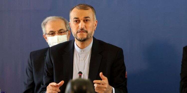 שר החוץ האיראני חוסיין אמיר עבדוללהיאן. צילום: AFP לקראת חידוש שיחות הגרעין: שר החוץ האיראני נדבק בקורונה