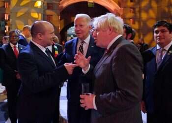 בריטניה: ביקורת על בוריס ג'ונסון, שיחזור מגלזגו במטוס פרטי