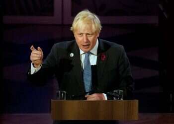 בריטניה: ביקורת על בוריס ג'ונסון, שיחזור מגלזגו במטוס פרטי