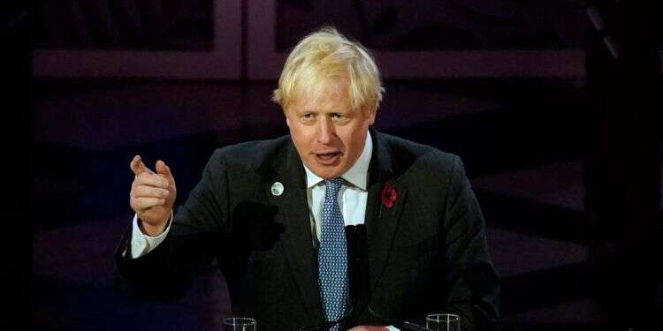 ראש ממשלת בריטניה בוריס ג'ונסון נואם בוועידת האקלים של האו בריטניה: ביקורת על בוריס ג'ונסון, שיחזור מגלזגו במטוס פרטי