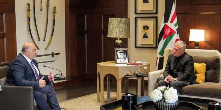 עבאס בפגישתו עם עבדאללה מלך ירדן. צילום: AFP שרידותו של יו"ר רע"מ תלויה על חבל דק
