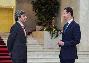 באשר אל אסד ושר החוץ האמירותי, עבדאללה בן זאיד אלנהיאן. צילום: AFP איראן על הכוונת: מדינות המפרץ מחדשות קשרים עם סוריה