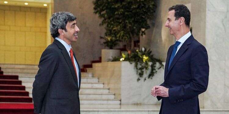 באשר אל אסד ושר החוץ האמירותי, עבדאללה בן זאיד אלנהיאן. צילום: AFP איראן על הכוונת: מדינות המפרץ מחדשות קשרים עם סוריה