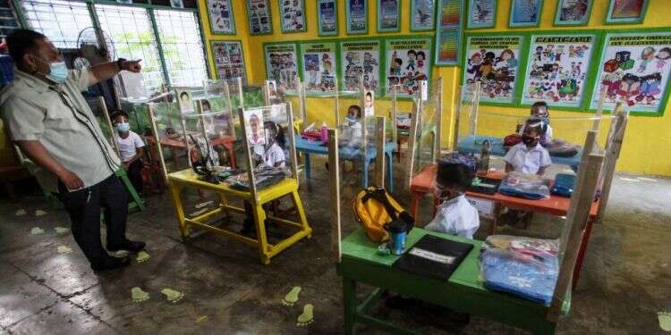 תוכנית פיילוט לחזרה ללימודים. בית ספר בפיליפינים. צילום: AFP לראשונה מאז מרץ 2020: בפיליפינים פותחים מחדש את בתי הספר