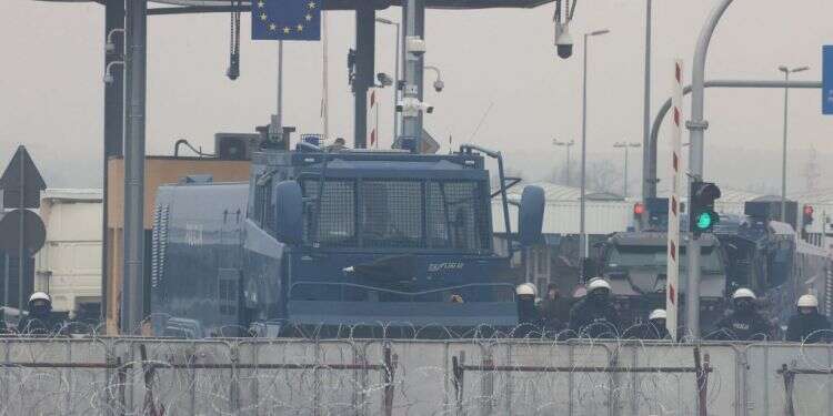 כוחות הביטחון הפולנים מאבטחים את הגבול עם בלארוס. צילום: AFP האם נמצא פתרון? פולין תקים חומה נגד כניסת מהגרים