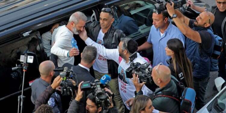 בני הזוג אוקנין בושבם לישראל. צילום: AFP הפלסטינים רשמו בטאבו כמחצית משטחי יו"ש