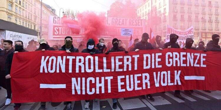 ההפגנות בווינה. צילום: AFP עימותים וירי חי: הפגנות ענק ברחבי אירופה נגד מגבלות קורונה