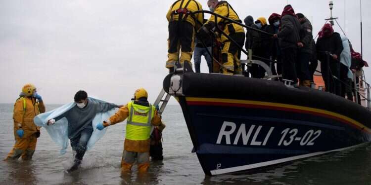 מהגרים שנתפסו בתעלת למאנש. צילום: AFP בלונדון ובפריז המומים ממותם של 27 מהגרים בתעלת למאנש