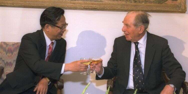 הנשיא השישי חיים הרצוג עם שגריר סין בישראל, 1992. צילום: AFP ישראל וסין נערכות לחגוג 30 שנות יחסים דיפלומטיים