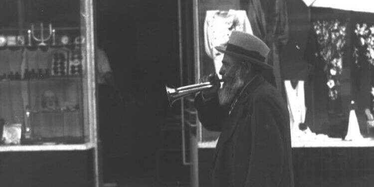 הכרזה על כניסת השבת באמצעות חצוצרה, תל־אביב 1935. צילום: זלוטן קלוגר, לע