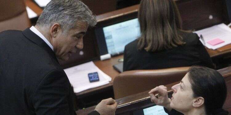 מיכאלי ולפיד בכנסת, 2013. צילום: מרים אלסטר, פלאש 90 גנץ ומיכאלי ויתרו: יש עתיד תשלח את נציגת האופוזיציה לוועדה לבחירת שופטים