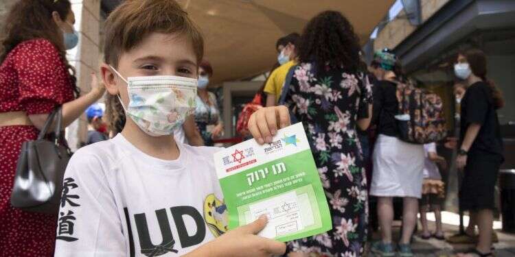 הממשלה נהגה נכון בפתיחת המשק גם מבחינה הלכתית. בכניסה למוזיאון המדע, אוגוסט 2021 צילום: אוליבייה פיטוסי, פלאש 90