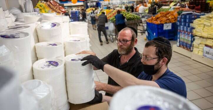 כלי פלסטיק חד פעמיים בסופרמרקט בירושלים. צילום: יונתן זינדל/פלאש 90 290 מיליון שקלים: במגזר החרדי מחשבים את עלות מס החד-פעמי