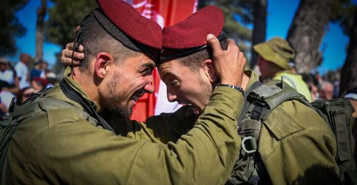 חיילי צנחנים בסיום מסע כומתה. למצולמים אין קשר לכתבה. צילום: אריה לייב אברמס/פלאש90 בשורה בצה"ל: שכר חיילי הסדיר יעלה ב-50 אחוז