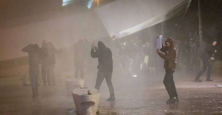 מחאת אהוביה סנדק. צילום: יונתן זינדל פלאש 90 מכת"זית, שימוש באלות וירי חי: התנהלות המשטרה במחאת סנדק