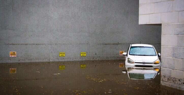 הצפות בנתניה. צילום: פלאש 90 הסערה נחלשה אך ממשיכה: סכנת הצפות בערי החוף