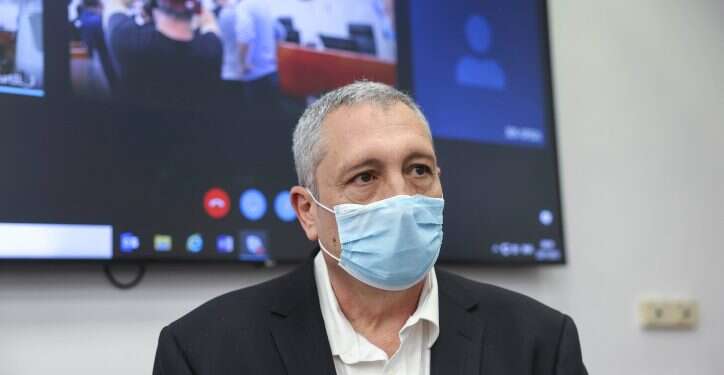 עד המדינה ניר חפץ בבית המשפט המחוזי בירושלים, היום. צילום: יונתן זינדל/פלאש90 ניר חפץ: "לא ממנים עורך בלי אישור מראש הממשלה ורעייתו"