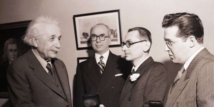 קורט גדל מקבל פרס מאת אלברט איינשטיין, אוניברסיטת פרינסטון, 1951 צילום: גטי אימג'ס מדענים, תגליות והסיפורים שרוחשים תחתם