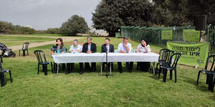 סמוטריץ' במחאת נשות האברכים: "פגיעה בלומדי התורה, ימינה צריכה להפעיל את זכות הוטו"