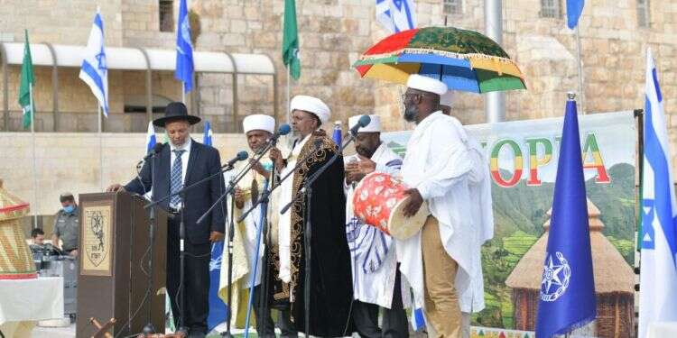 קייסים ומכובדי העדה האתיופית בטקס בכותל לרגל חג הסיגד. צילום: דוברות המשטרה השר בר לב בכותל לשוטרים בני העדה האתיופית: "מחויבים להעניק הזדמנות שווה"
