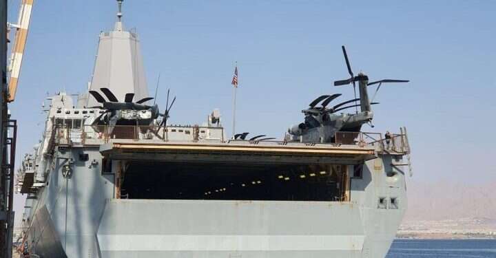 נושאת המסוקים האמריקנית. צילום: דו תרגיל צבאי חריג עם כוחות מיוחדים של הצבא האמריקני