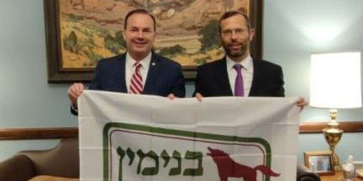 ראש מועצת בנימין ישראל גנץ עם הסנאטור הרפובליקני מייק לי. צילום: דוברות בנימין בקונגרס הסכימו: על הממשל האמריקני לאפשר הרחבת כבישים ותשתיות ביו"ש