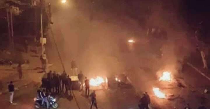 פלסטינים משליכים פריטים בוערים על כביש הגישה לקבר יוסף. צילום: צבי סוכות חרף ניסיונות השיבוש: יותר מאלף מתפללים נכנסו לקבר יוסף