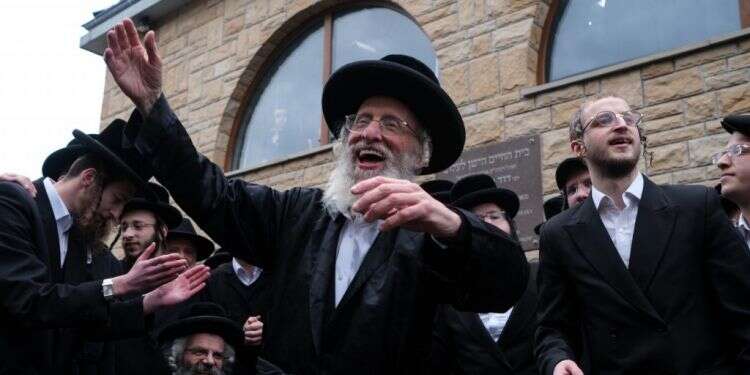 כיצד מובילה החסידות את האדם לשמחה? צילום: שאטרסטוק לשמור על גבולות ברורים בין טוב ורע