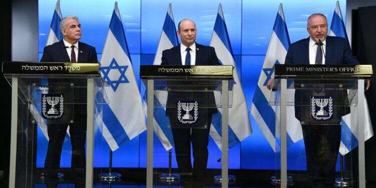 שר החוץ ליברמן, ראש הממשלה בנט ושר החוץ לפיד במסיבת עיתונאים לאחר אישור התקציב. צילום: חיים צח, לע בנט במסיבת העיתונאים: "נקיים את הרוטציה, לפיד שותף וחבר"